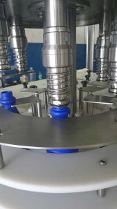 High-speed bottle capper machines