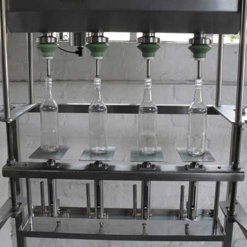 Automated gravity filling machine for consistent liquid levels