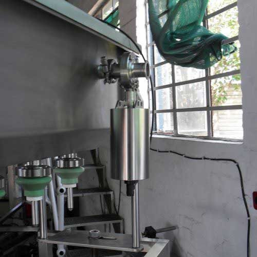 Industrial gravity filling system for high-speed